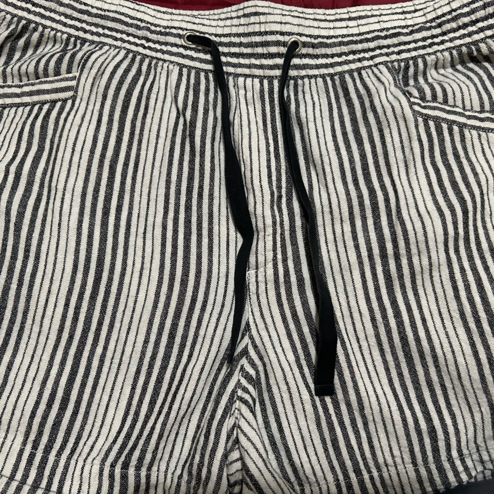 Women's Gap Pull-On Black/Beige Shorts - Picture 4 of 8